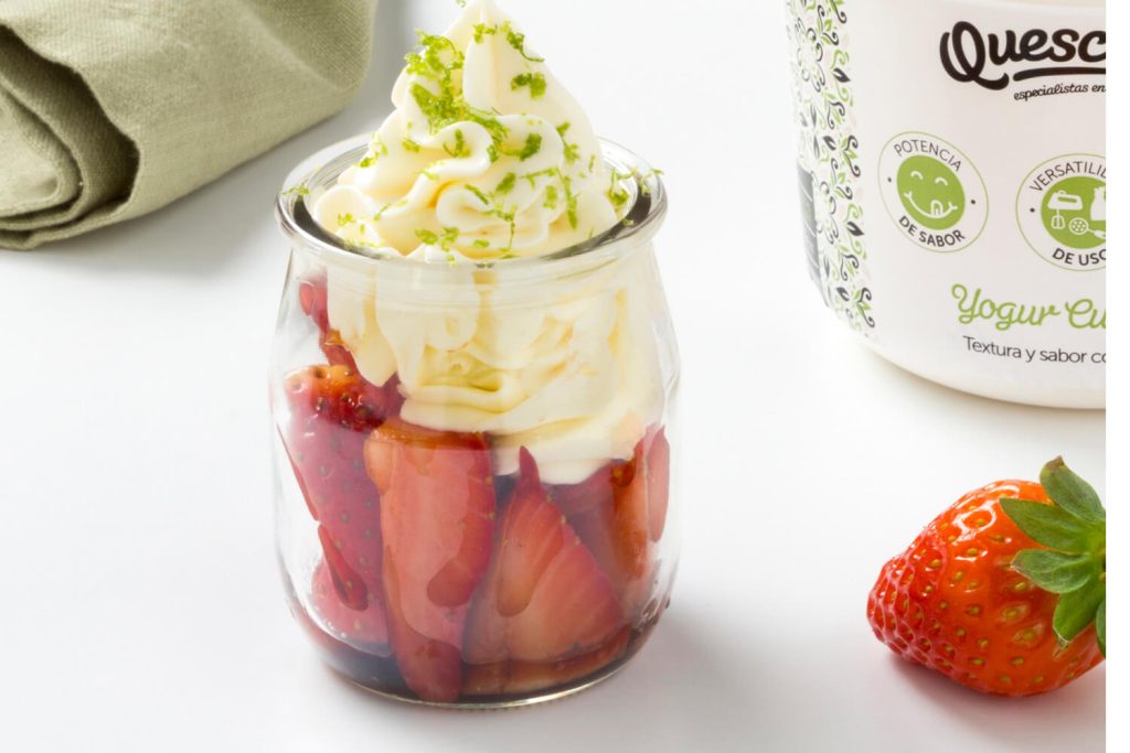 receta postre yogur con fresas maceradas